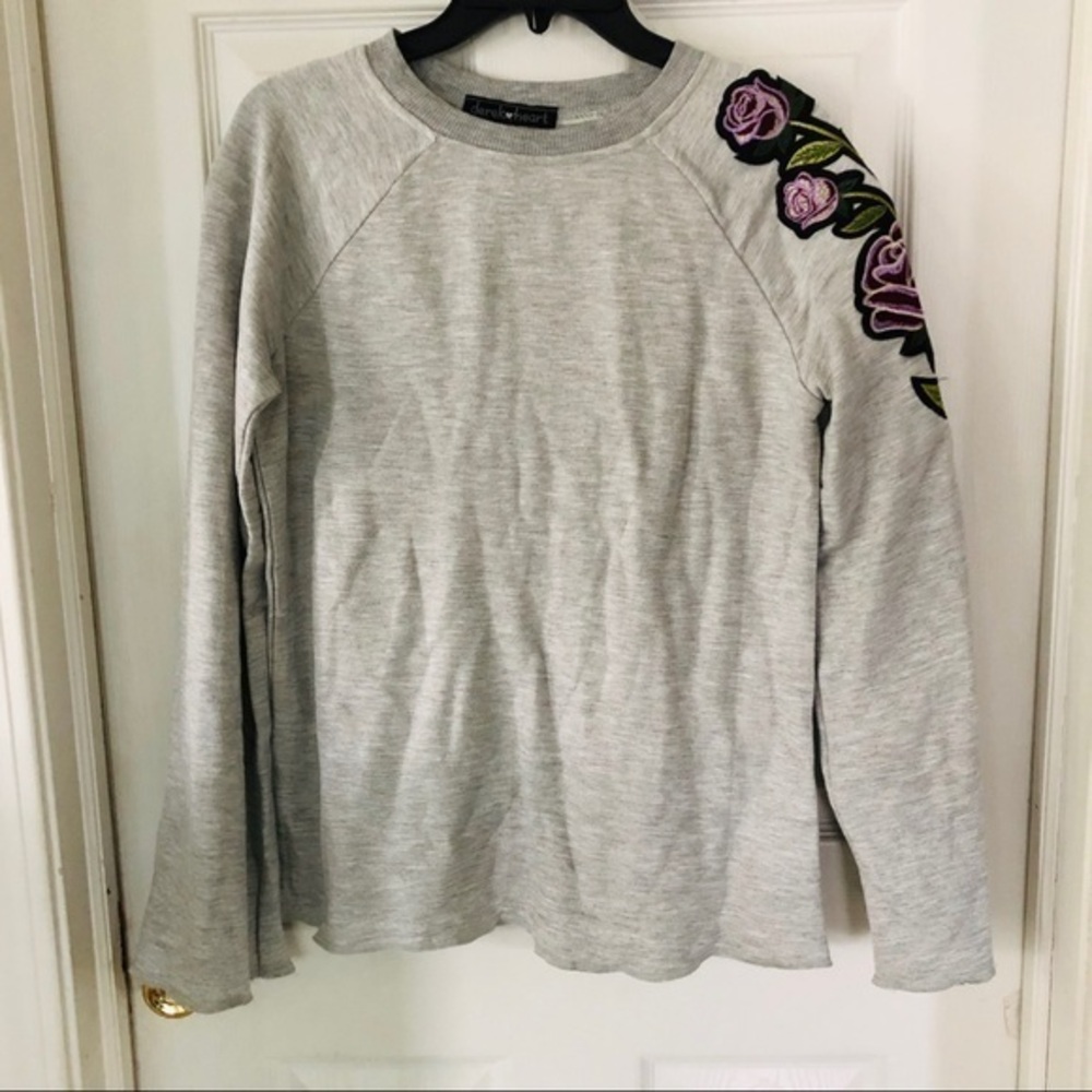 NWOT DEREK HEART grey floral embroidered patch crewneck sweater size S & medium